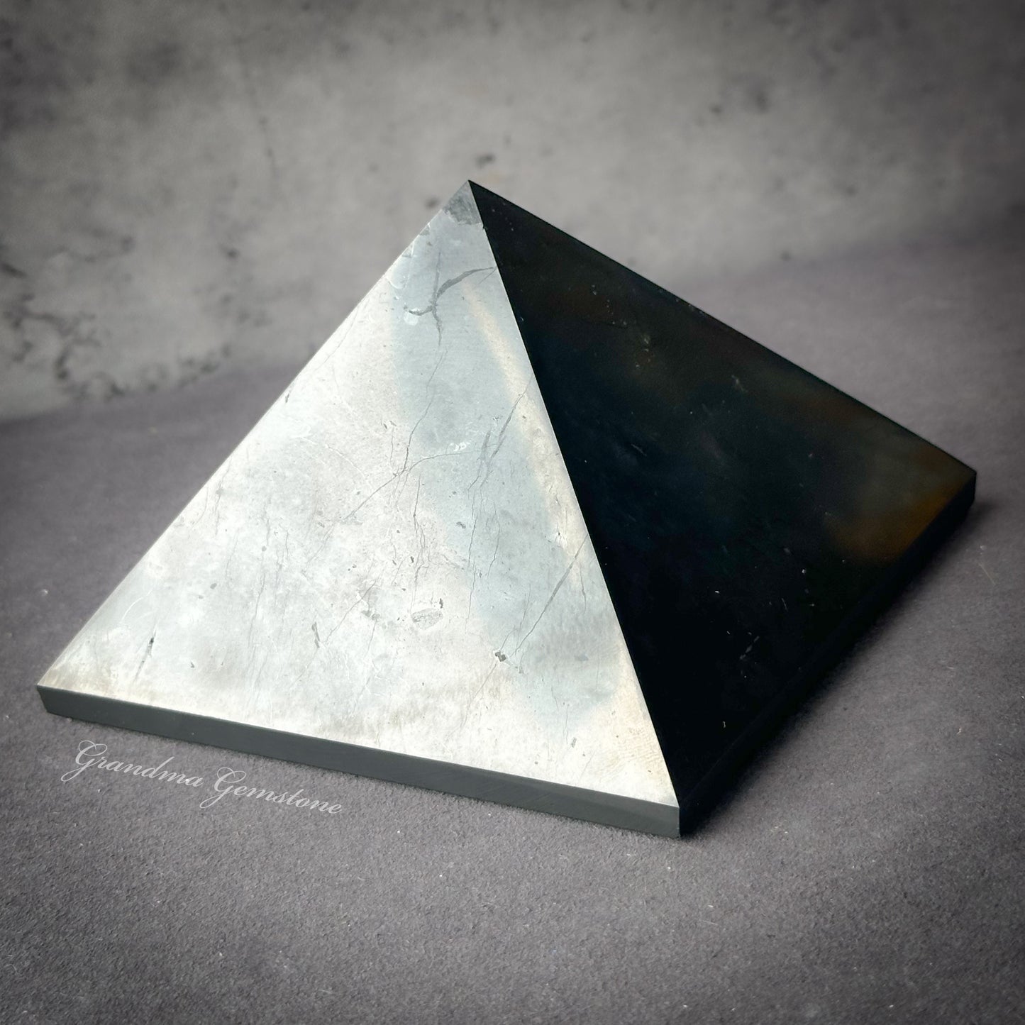 S23 Shungite Pyramid 次石墨金字塔(10cm)