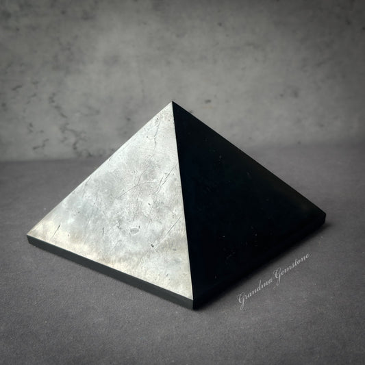 S23 Shungite Pyramid 次石墨金字塔(10cm)