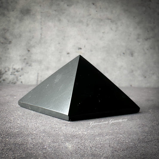S21 Shungite Pyramid 次石墨金字塔(5cm)